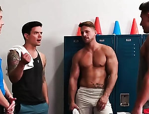 Gay guy gives massage on job clasp down anent