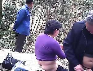 85岁男子在森林中扮演女孩的性爱片段