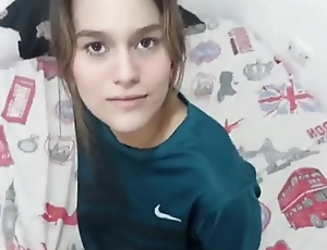 encuentro a mi hermanastra con mi ropa puesta y se la quito hasta terminar follandomela